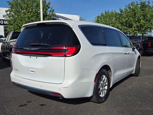 Used 2023 Chrysler Pacifica Touring-L image 4