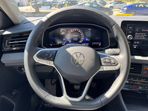 Used 2025 Volkswagen Jetta SE image 34