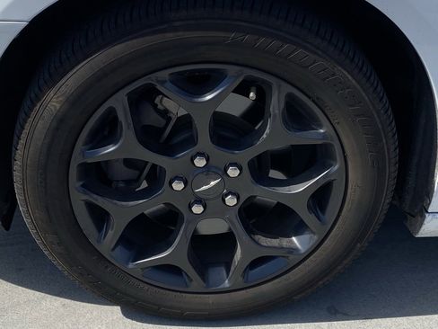 Used 2019 Chrysler 300 S image 6