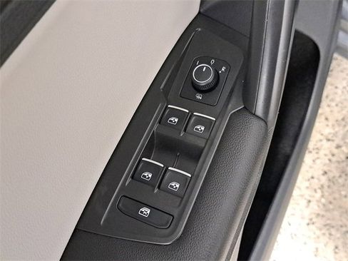 Used 2021 Volkswagen Tiguan SE w/ Panoramic Sunroof Package image 24