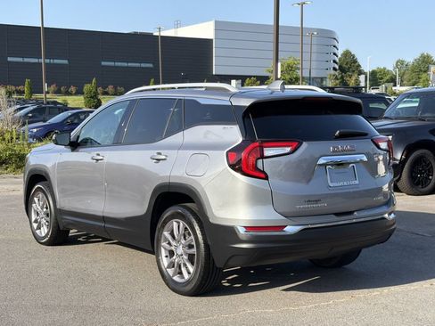 Used 2024 GMC Terrain SLT AWD/4WD image 3