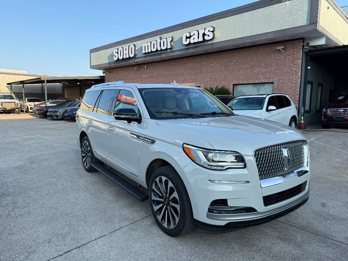 Used 2022 Lincoln Navigator Reserve AWD/4WD image 2