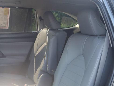 Used 2020 Toyota Highlander XLE AWD/4WD image 33