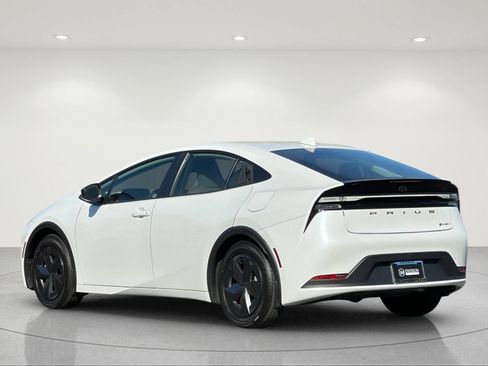 Used 2025 Toyota Prius Plug-In Hybrid FWD image 3