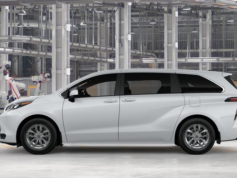 New 2026 Toyota Sienna LE image 4