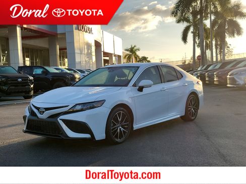 Used 2024 Toyota Camry SE image 1