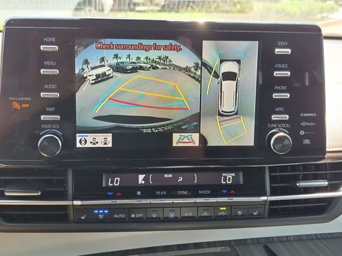 Used 2024 Toyota Sienna Platinum FWD image 25