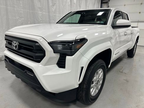 Used 2025 Toyota Tacoma SR5 image 3