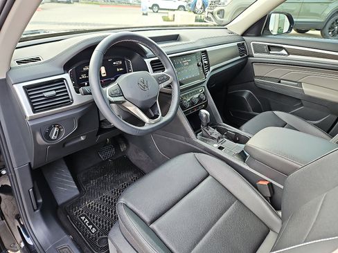 Certified 2023 Volkswagen Atlas SE image 13
