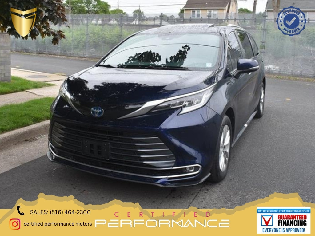 Used 2024 Toyota Sienna LE FWD image 1