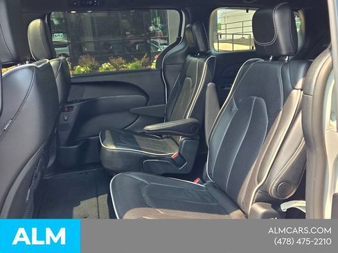 Used 2025 Chrysler Pacifica Limited FWD image 6