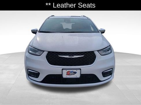 Used 2025 Chrysler Pacifica Pinnacle FWD image 8