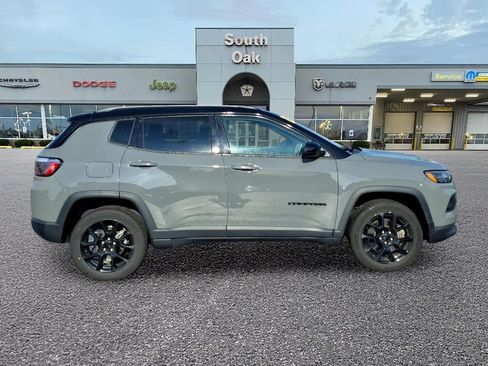 Used 2023 Jeep Compass Latitude w/ Convenience Group AWD/4WD image 2