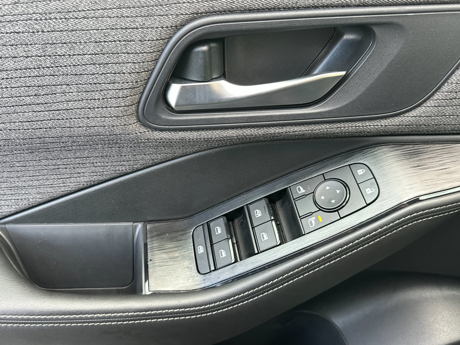 Used 2022 Nissan Rogue SV FWD image 11