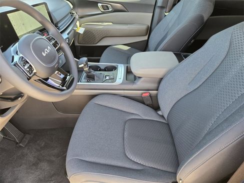 New 2026 Kia Carnival LX image 9