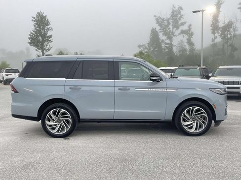 Used 2025 Lincoln Navigator Reserve AWD/4WD image 32