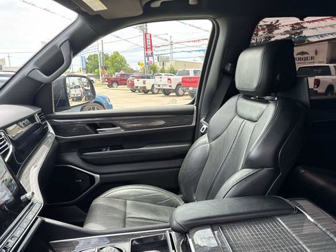 Used 2022 Jeep Wagoneer Series III w/ Premium Group I image 16