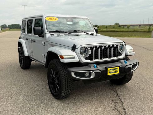 Used 2024 Jeep Wrangler Unlimited Sahara AWD/4WD image 4