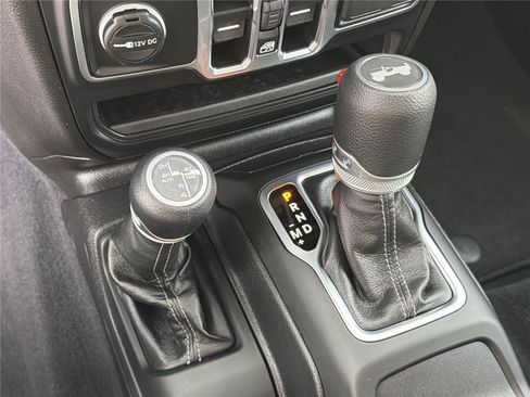 Used 2025 Jeep Wrangler Unlimited Sahara AWD/4WD image 30