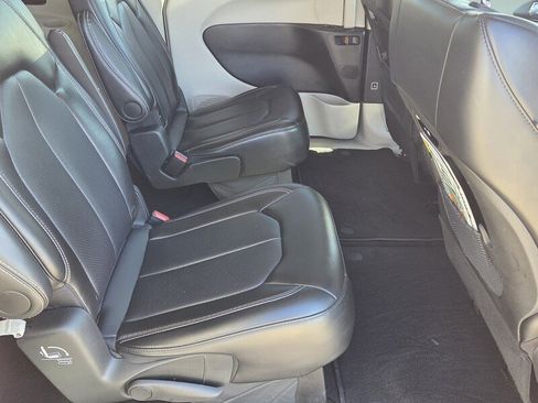 Used 2024 Chrysler Pacifica Touring-L image 15