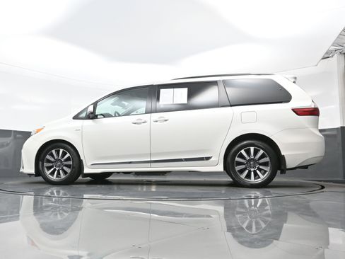 Used 2020 Toyota Sienna XLE w/ XLE Navigation Package AWD/4WD image 32