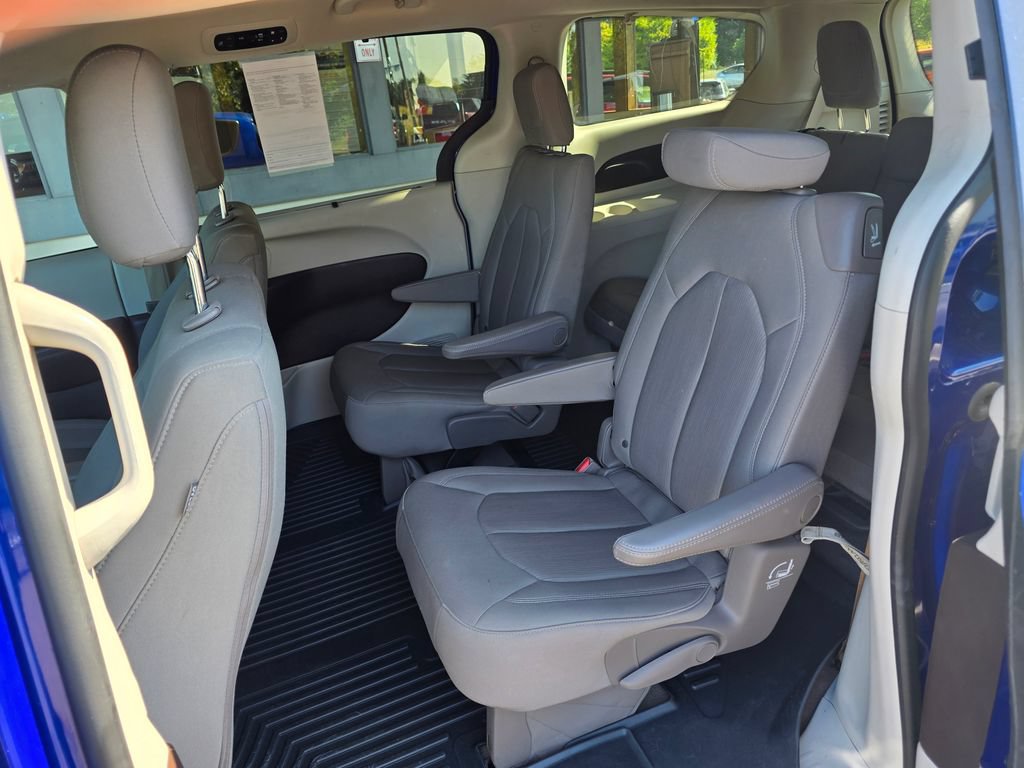 Used 2020 Chrysler Pacifica Touring FWD image 7