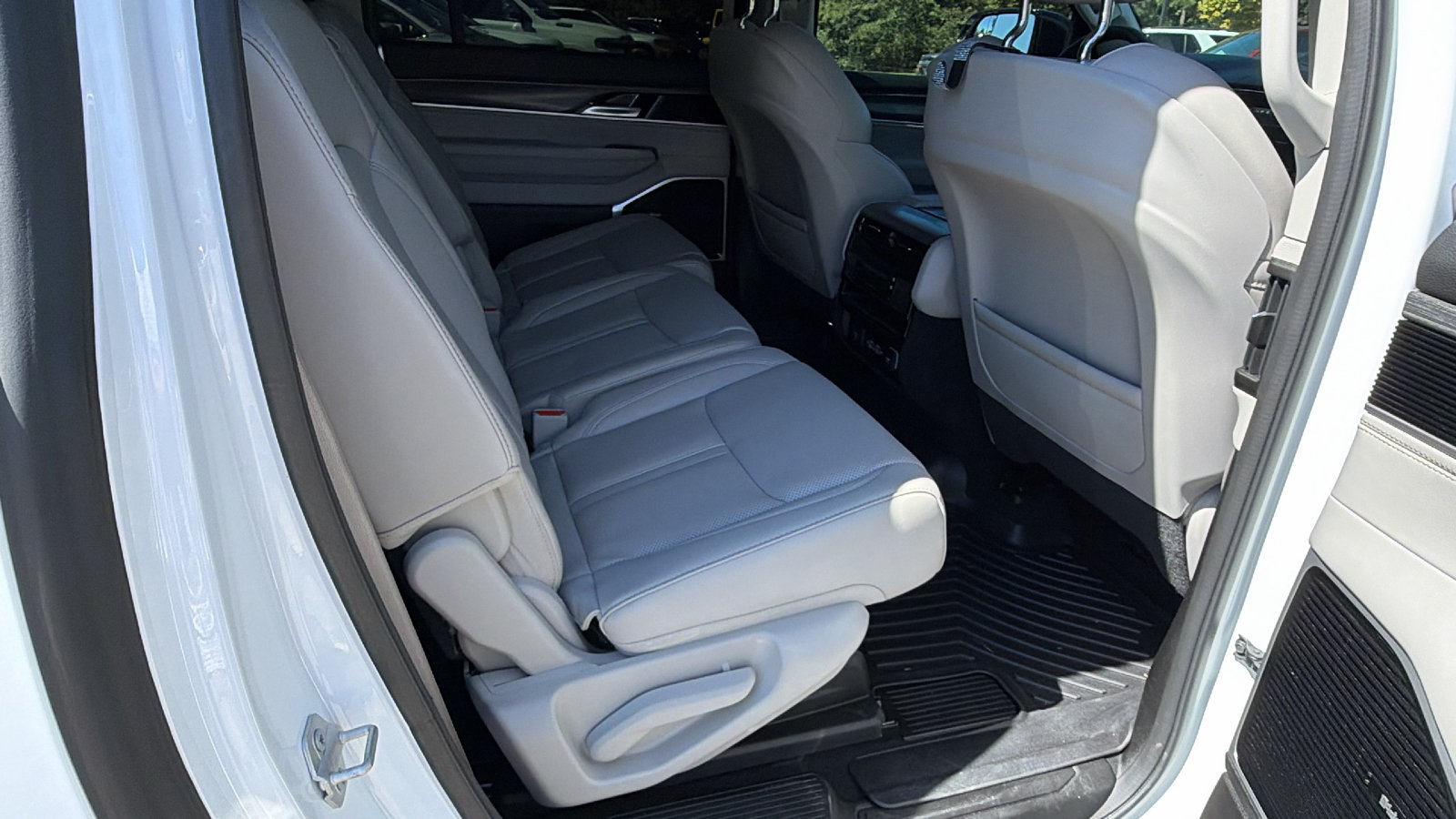 Used 2023 Jeep Wagoneer L Series III w/ Premium Group I AWD/4WD image 22