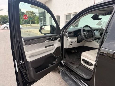 Used 2022 Jeep Wagoneer Series II AWD/4WD image 28