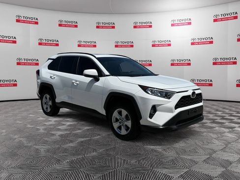 Used 2019 Toyota RAV4 XLE FWD image 3