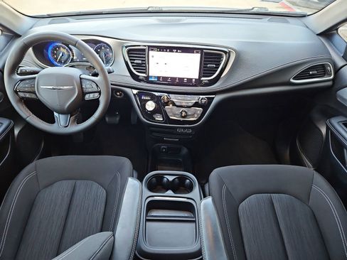 Used 2024 Chrysler Pacifica Touring image 17