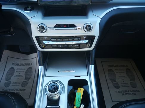 Used 2020 Ford Explorer XLT w/ Equipment Group 202A image 12