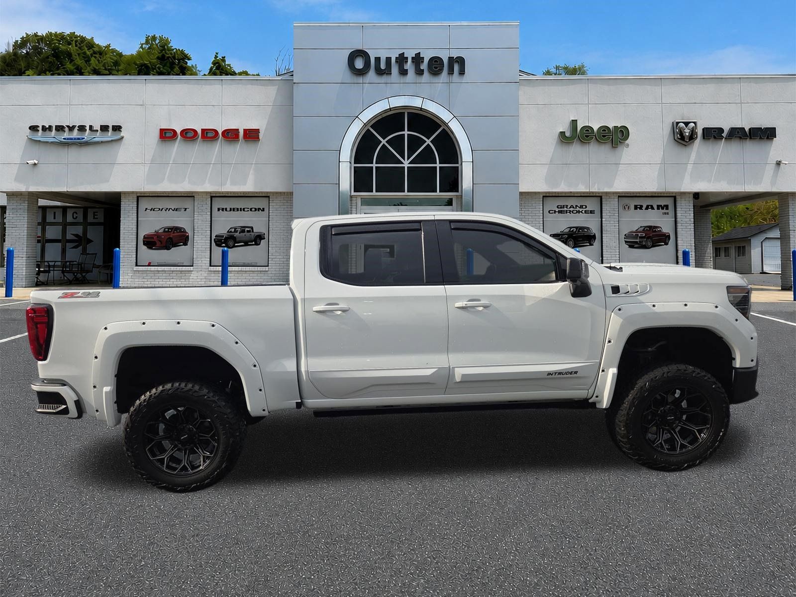 Used 2023 GMC Sierra 1500 AT4 w/ AT4 Premium Package AWD/4WD image 2