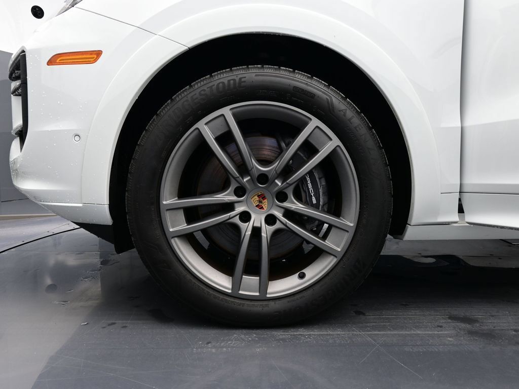 Certified 2025 Porsche Cayenne AWD/4WD image 6