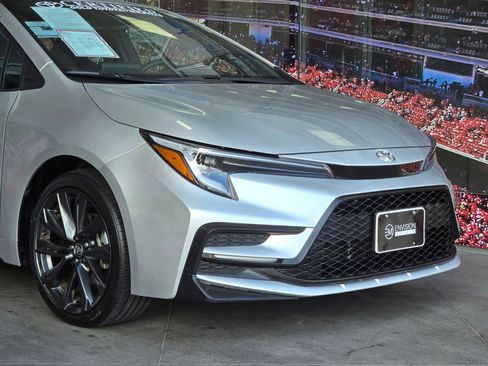 Used 2025 Toyota Corolla SE FWD image 2