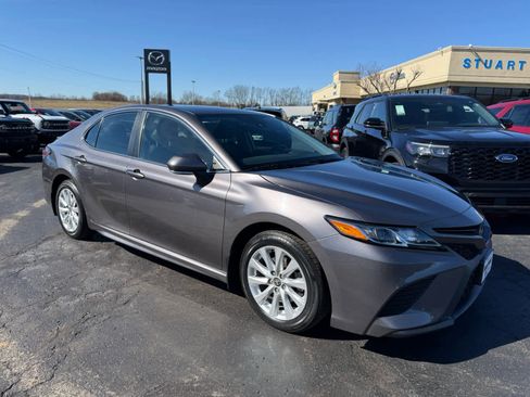Used 2020 Toyota Camry SE image 1