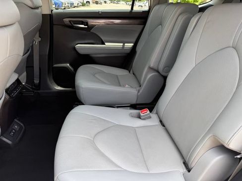 Used 2020 Toyota Highlander Limited FWD image 27