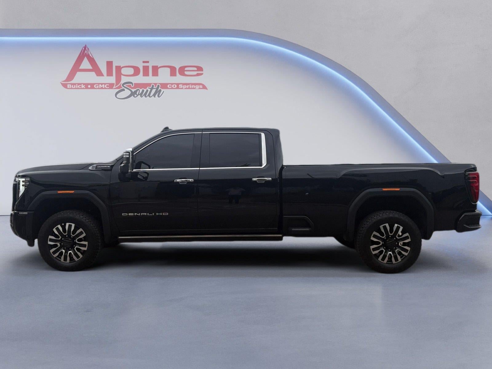 Used 2026 GMC Sierra 2500 Denali Ultimate w/ LPO, Black Badging Package AWD/4WD image 2