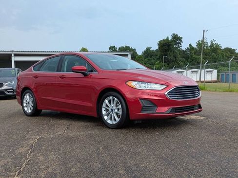 Used 2020 Ford Fusion SE FWD image 2