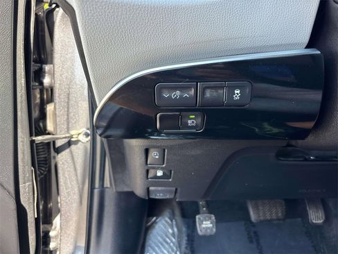 Used 2020 Toyota Prius Prime XLE image 18