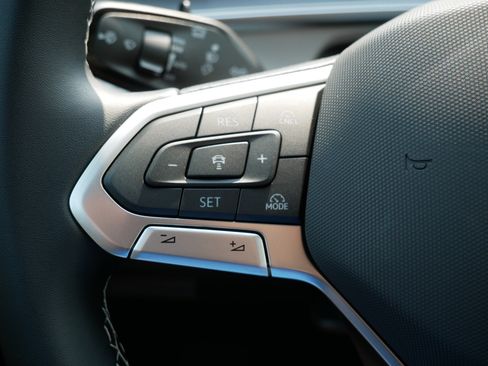 Certified 2025 Volkswagen Tiguan SE AWD/4WD image 13