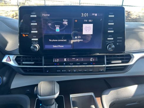 Used 2023 Toyota Sienna XLE AWD/4WD image 17