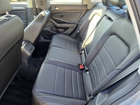 Used 2021 Volkswagen Jetta SE w/ SE Cold Weather Package image 12