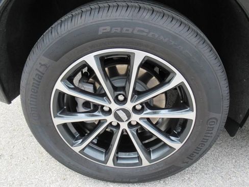 Certified 2025 Cadillac XT4 Sport AWD/4WD image 9