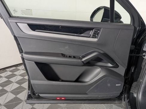 Certified 2025 Porsche Cayenne Coupe image 25