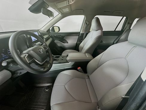 Used 2023 Toyota Highlander L FWD image 13