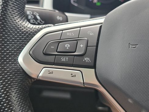 Used 2022 Volkswagen Atlas Cross Sport SEL R-Line AWD/4WD image 31