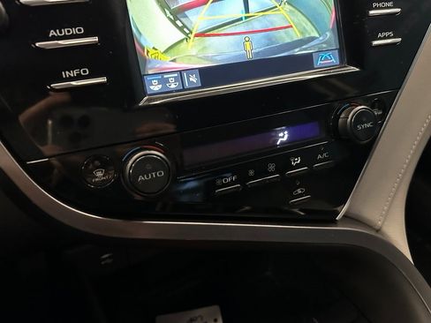 Used 2018 Toyota Camry XLE image 14