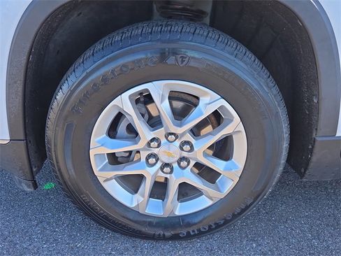 Used 2018 Chevrolet Traverse LT image 9