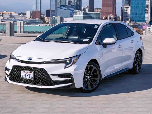 Used 2025 Toyota Corolla SE FWD image 1