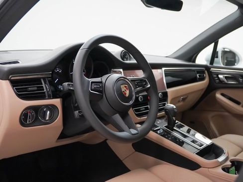 Certified 2025 Porsche Macan image 4